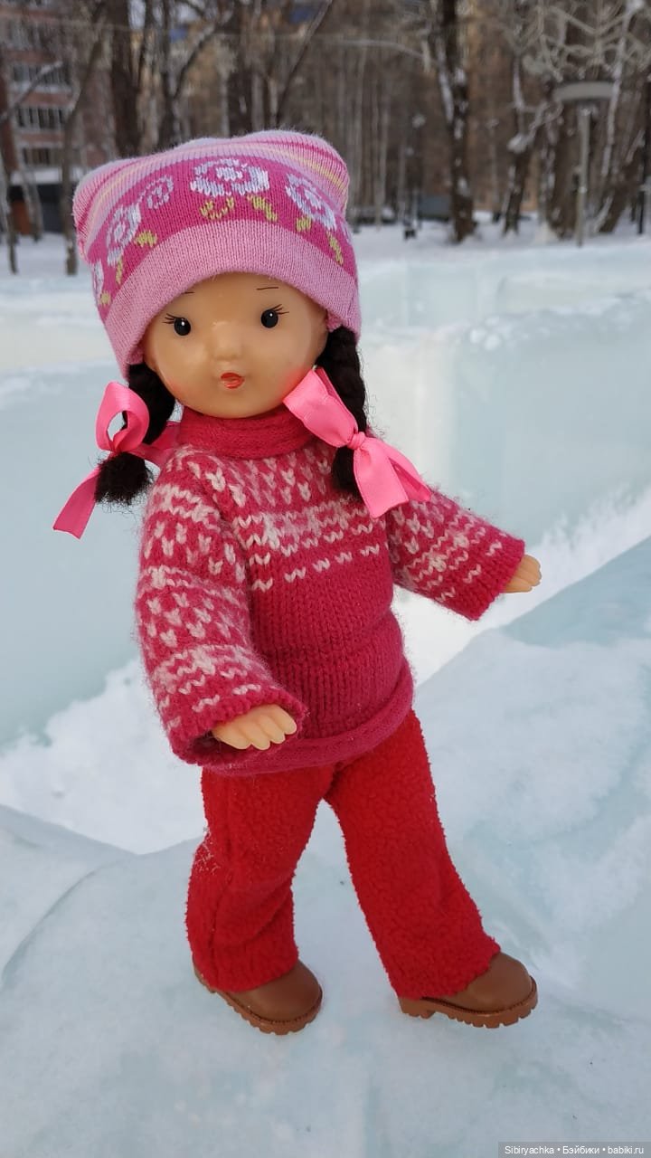 Юляшка гуляет на площади рядом с домом