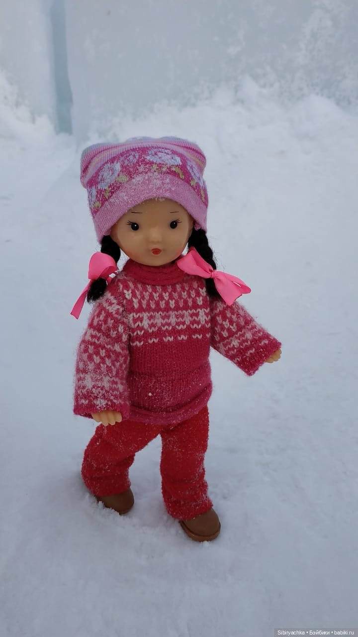 Юляшка гуляет на площади рядом с домом