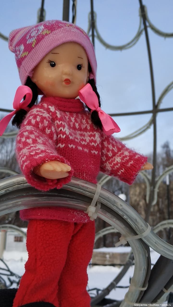 Юляшка гуляет на площади рядом с домом (фото 6)