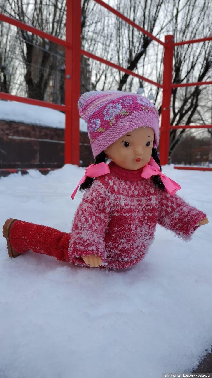 Юляшка гуляет на площади рядом с домом