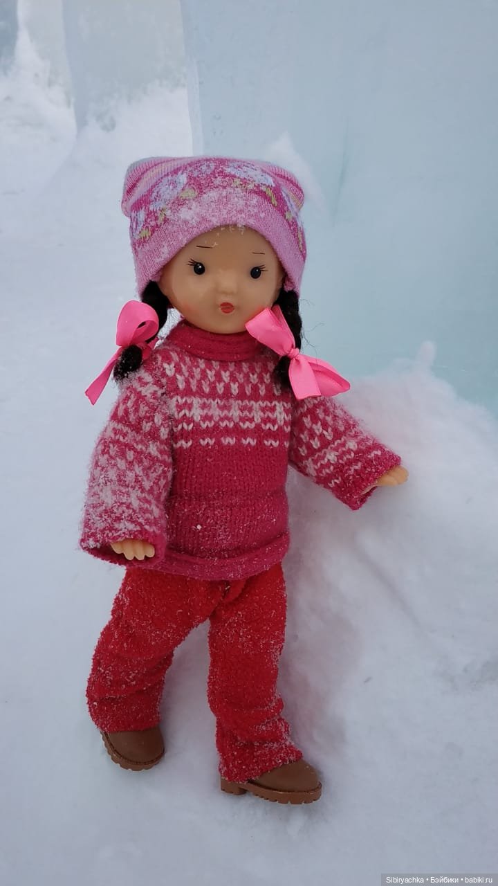 Юляшка гуляет на площади рядом с домом