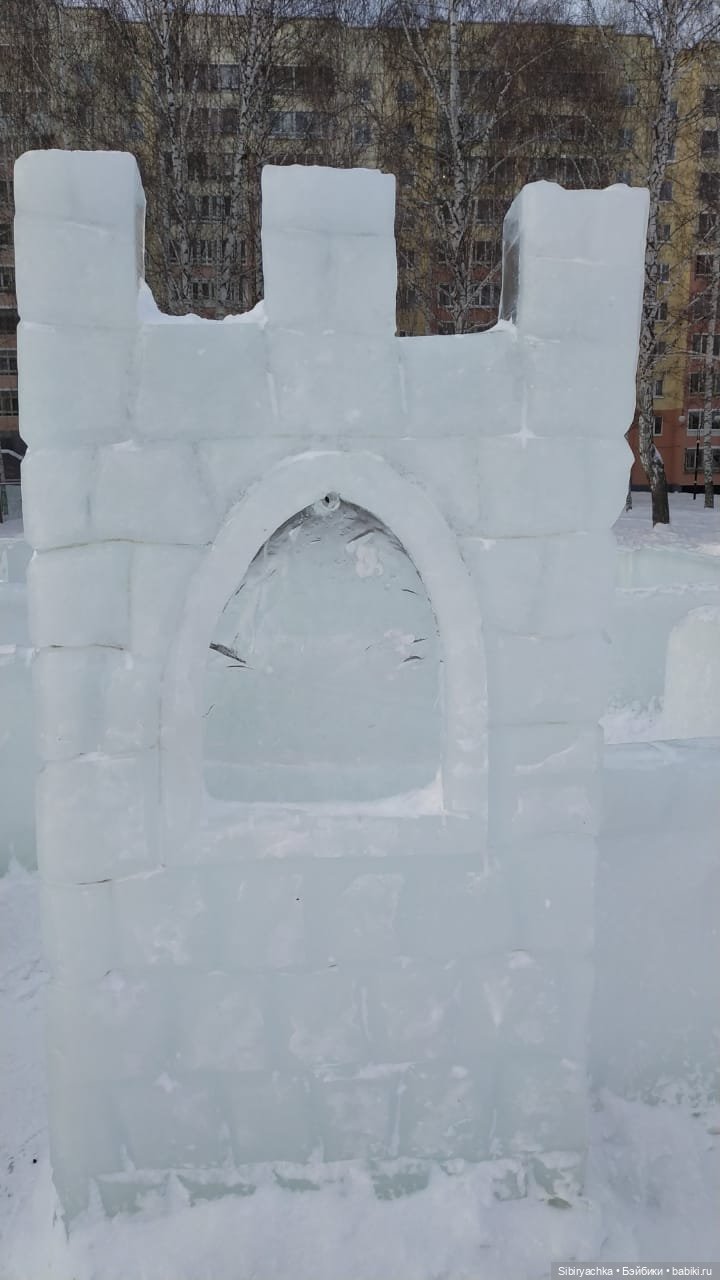 Юляшка гуляет на площади рядом с домом (фото 7)