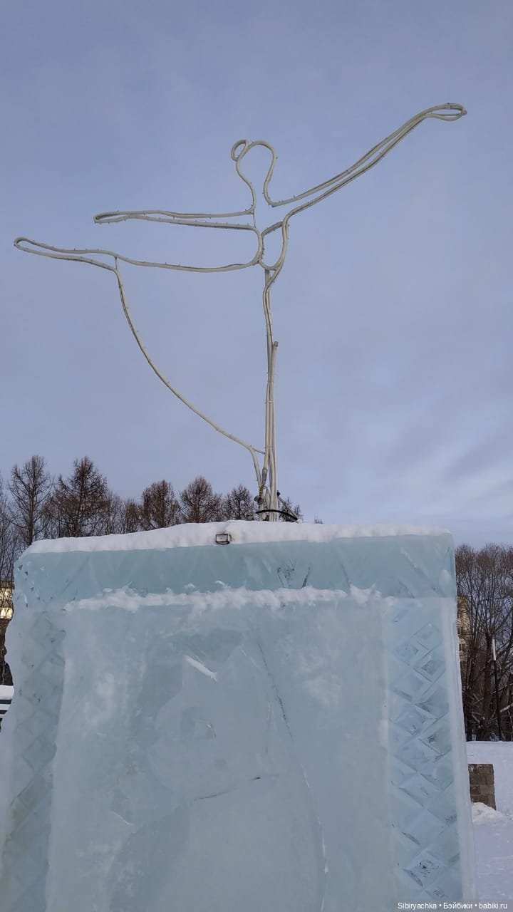 Юляшка гуляет на площади рядом с домом
