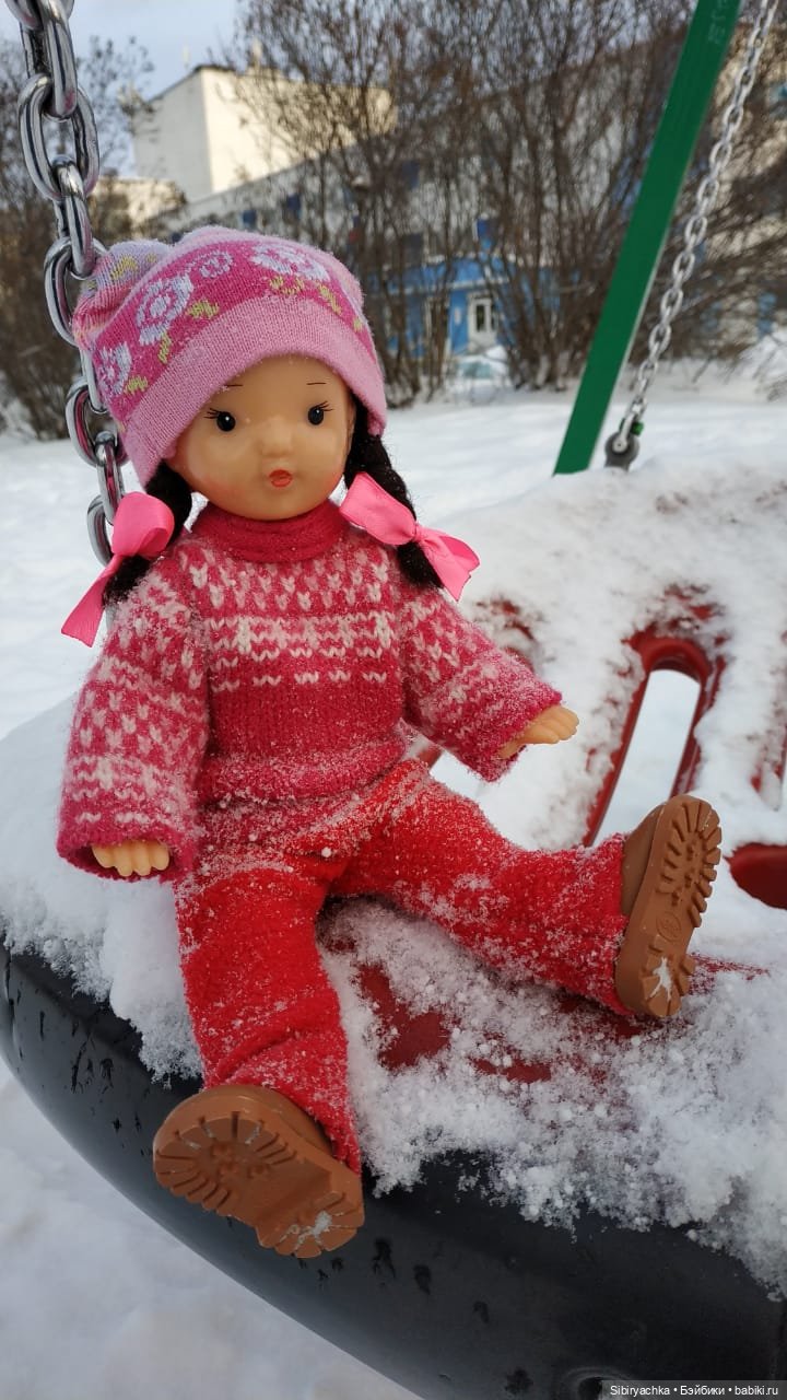 Юляшка гуляет на площади рядом с домом