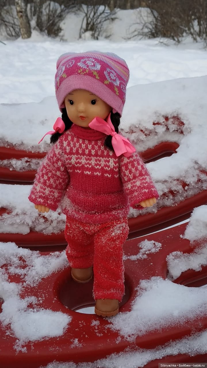 Юляшка гуляет на площади рядом с домом