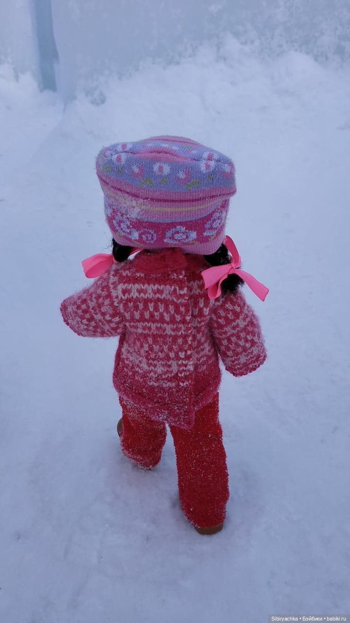 Юляшка гуляет на площади рядом с домом