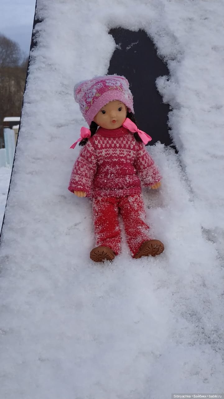 Юляшка гуляет на площади рядом с домом