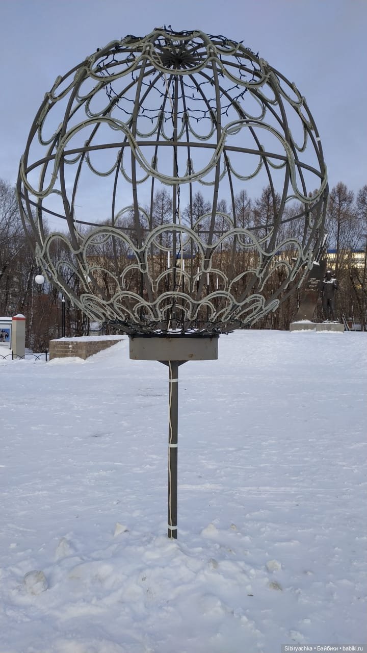 Юляшка гуляет на площади рядом с домом (фото 4)