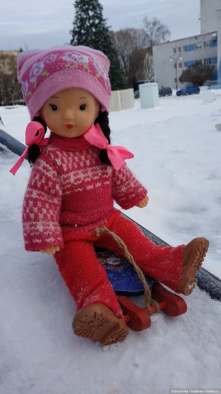 Юляшка гуляет на площади рядом с домом