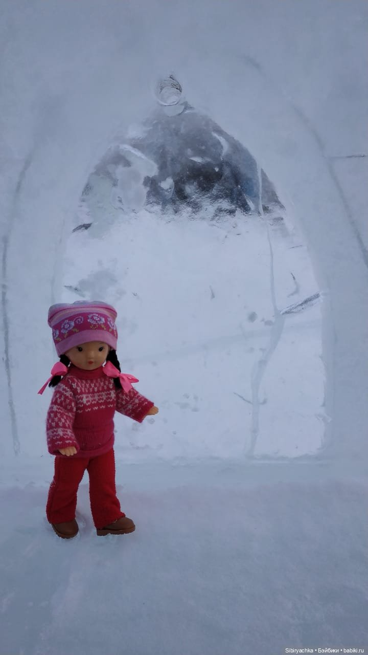 Юляшка гуляет на площади рядом с домом