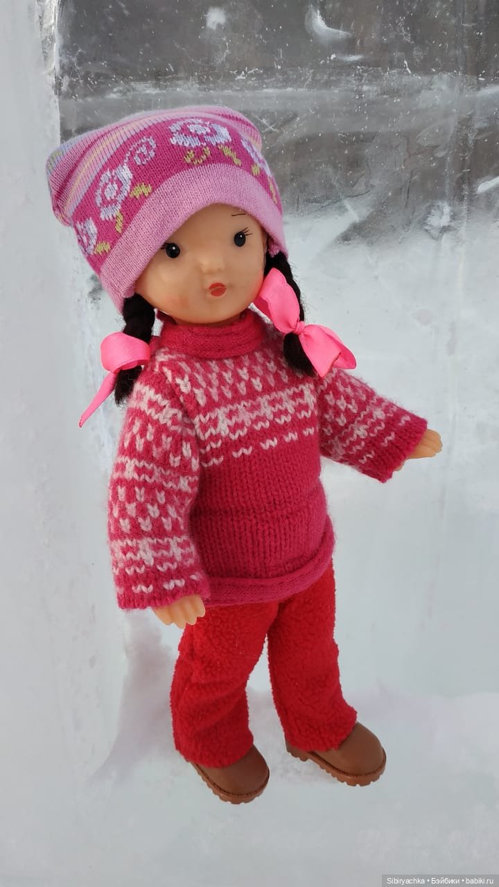 Юляшка гуляет на площади рядом с домом (фото 10)