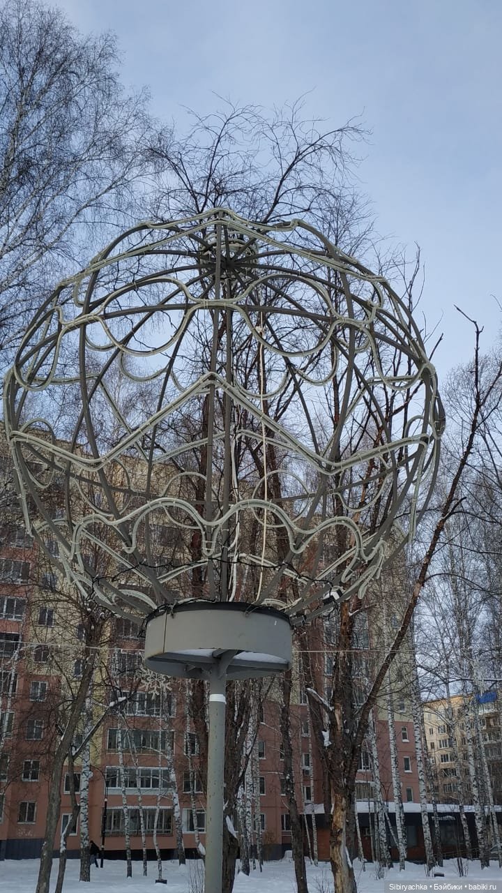 Юляшка гуляет на площади рядом с домом (фото 2)