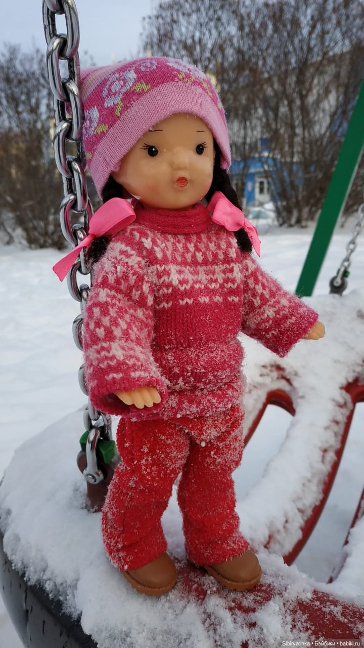 Юляшка гуляет на площади рядом с домом