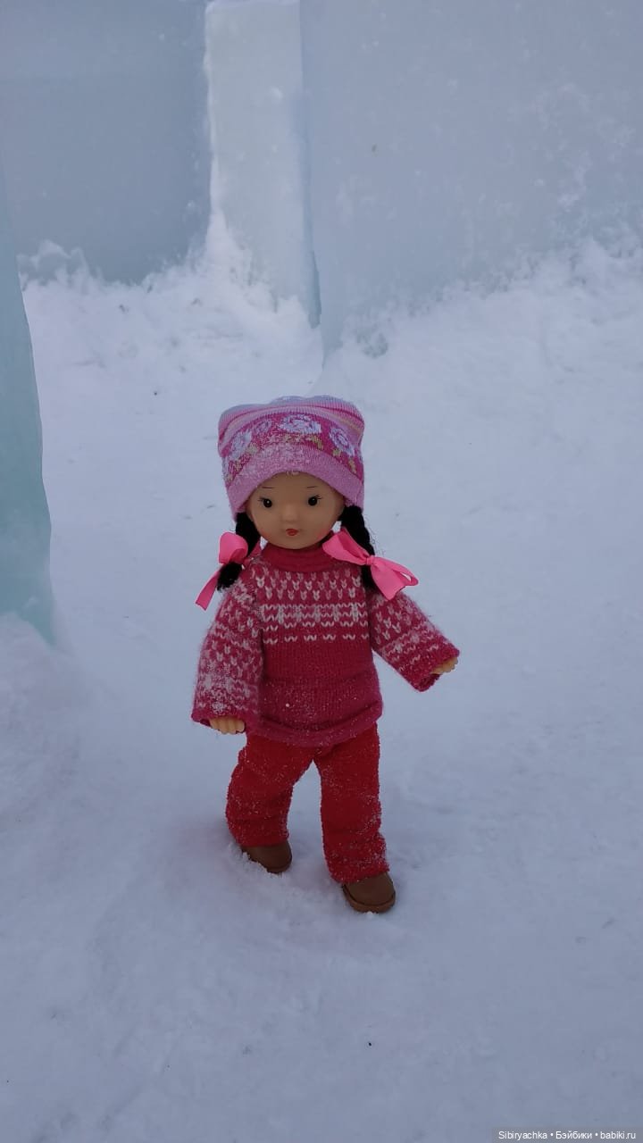 Юляшка гуляет на площади рядом с домом