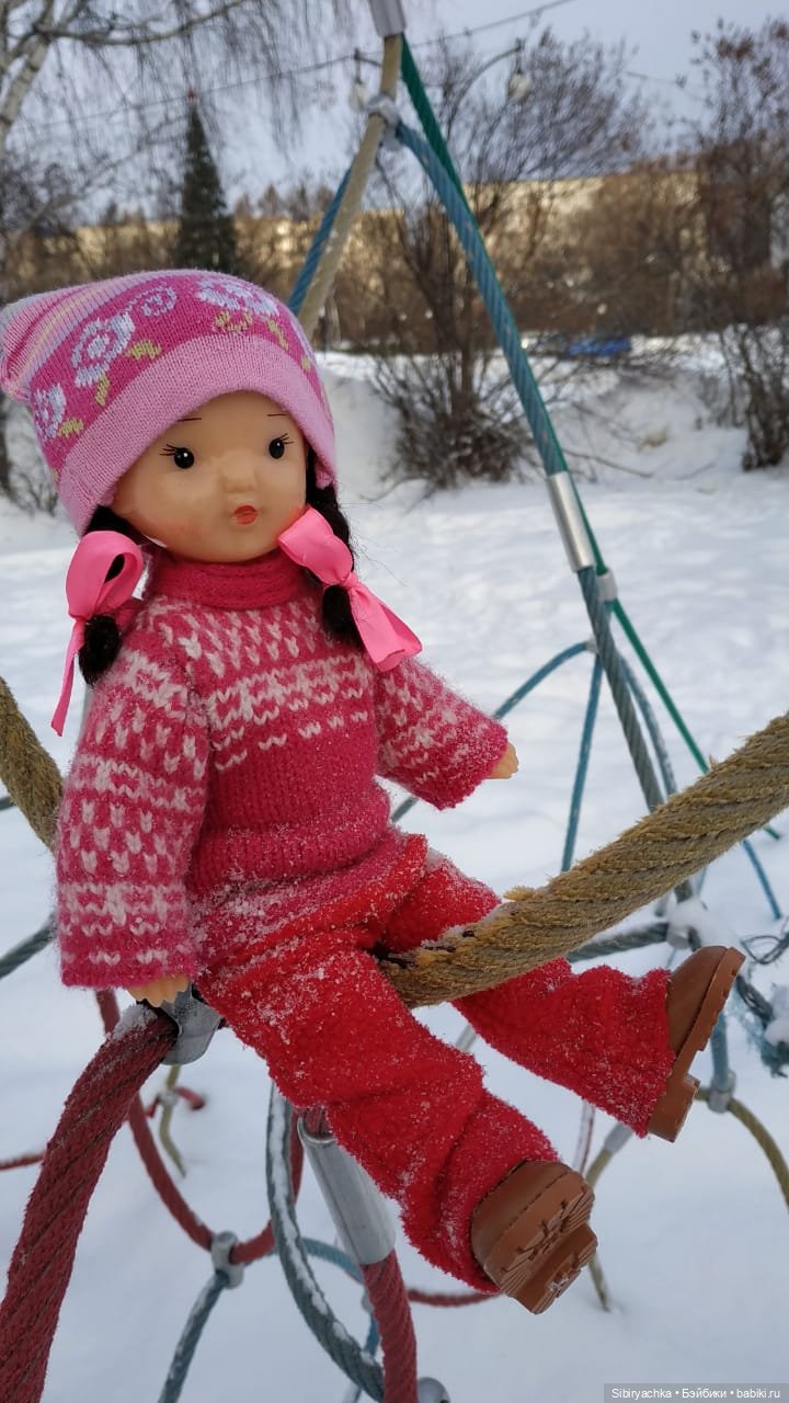 Юляшка гуляет на площади рядом с домом