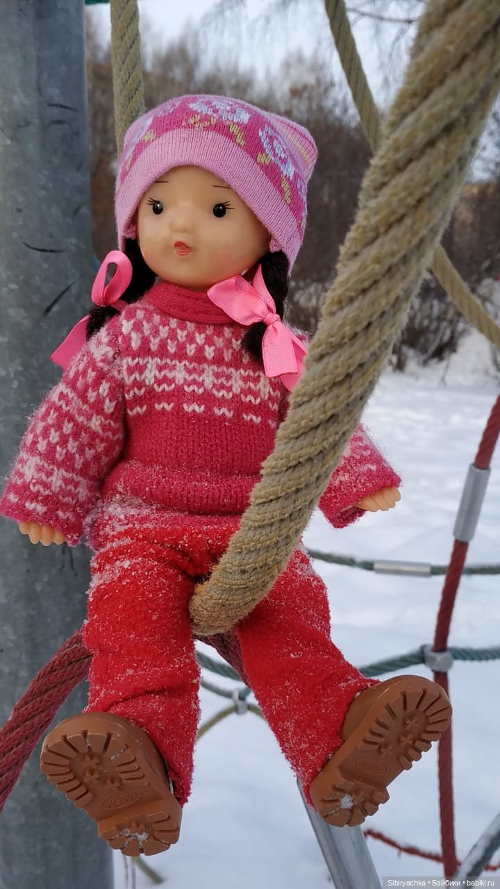 Юляшка гуляет на площади рядом с домом