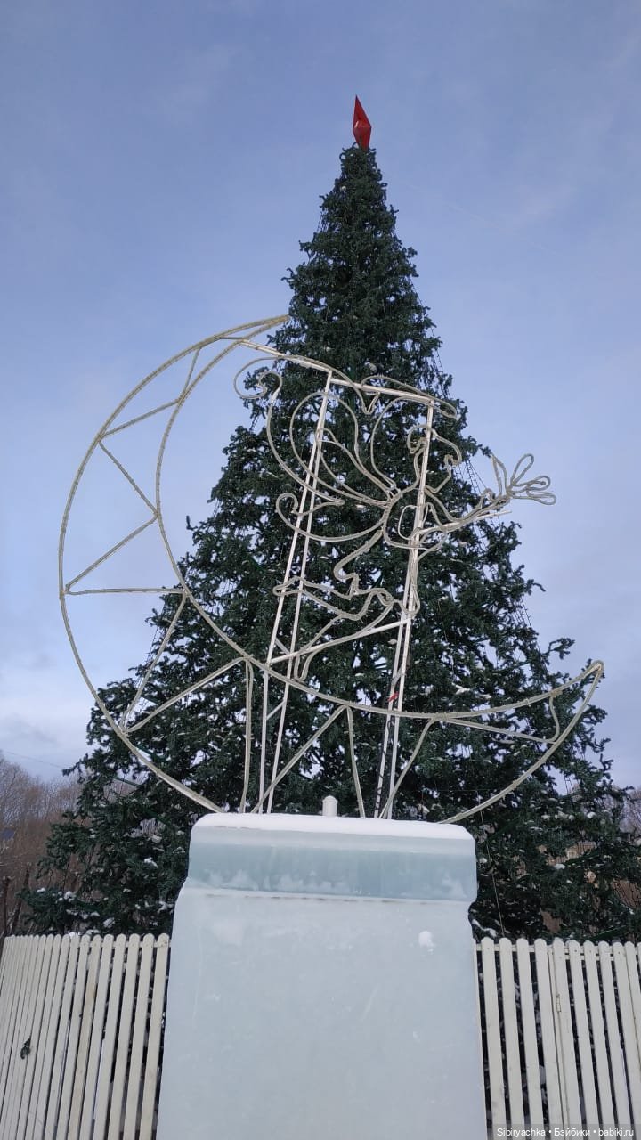 Юляшка гуляет на площади рядом с домом