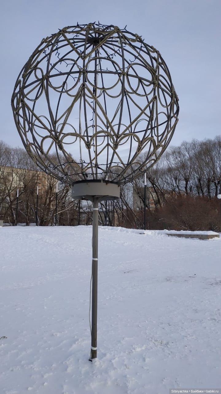 Юляшка гуляет на площади рядом с домом (фото 3)