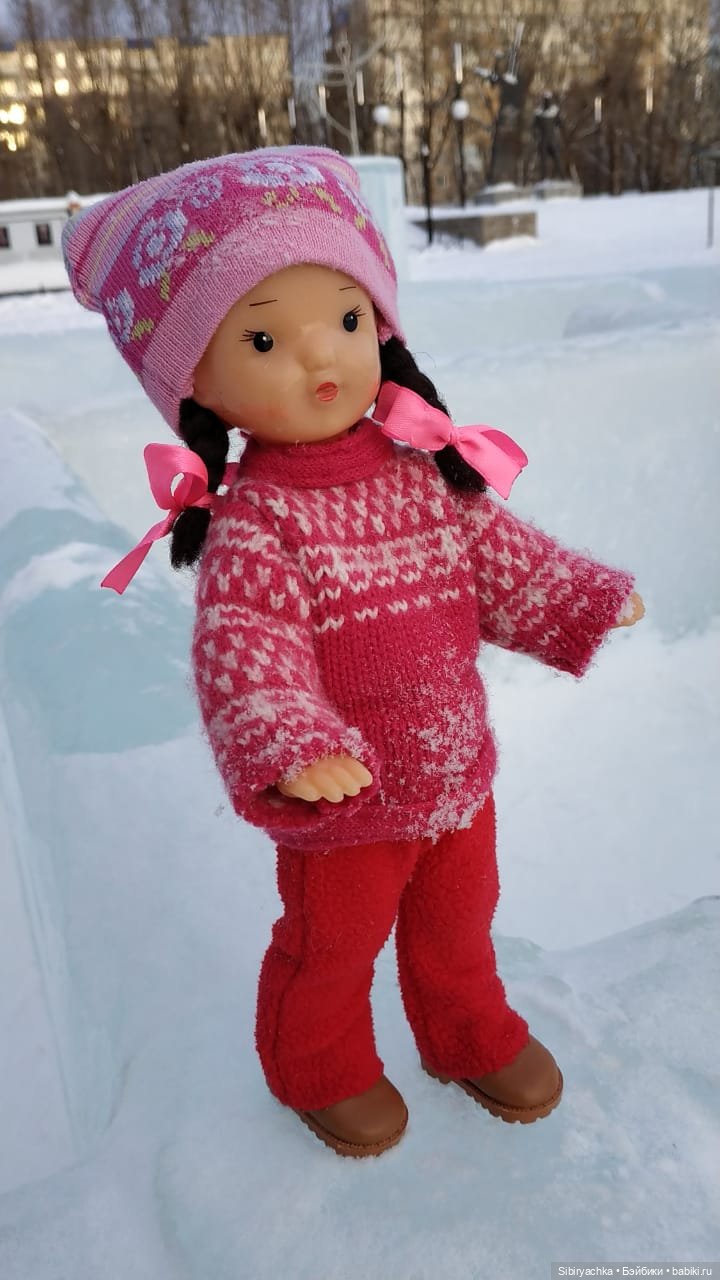 Юляшка гуляет на площади рядом с домом