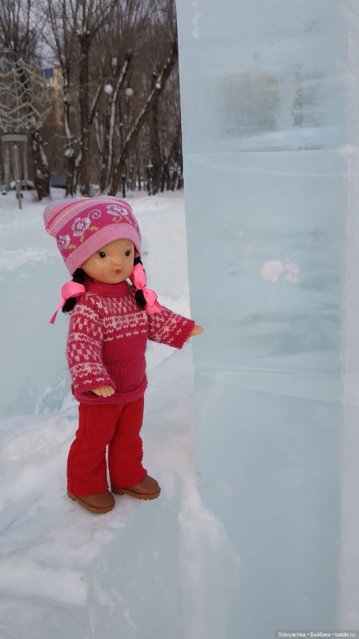 Юляшка гуляет на площади рядом с домом