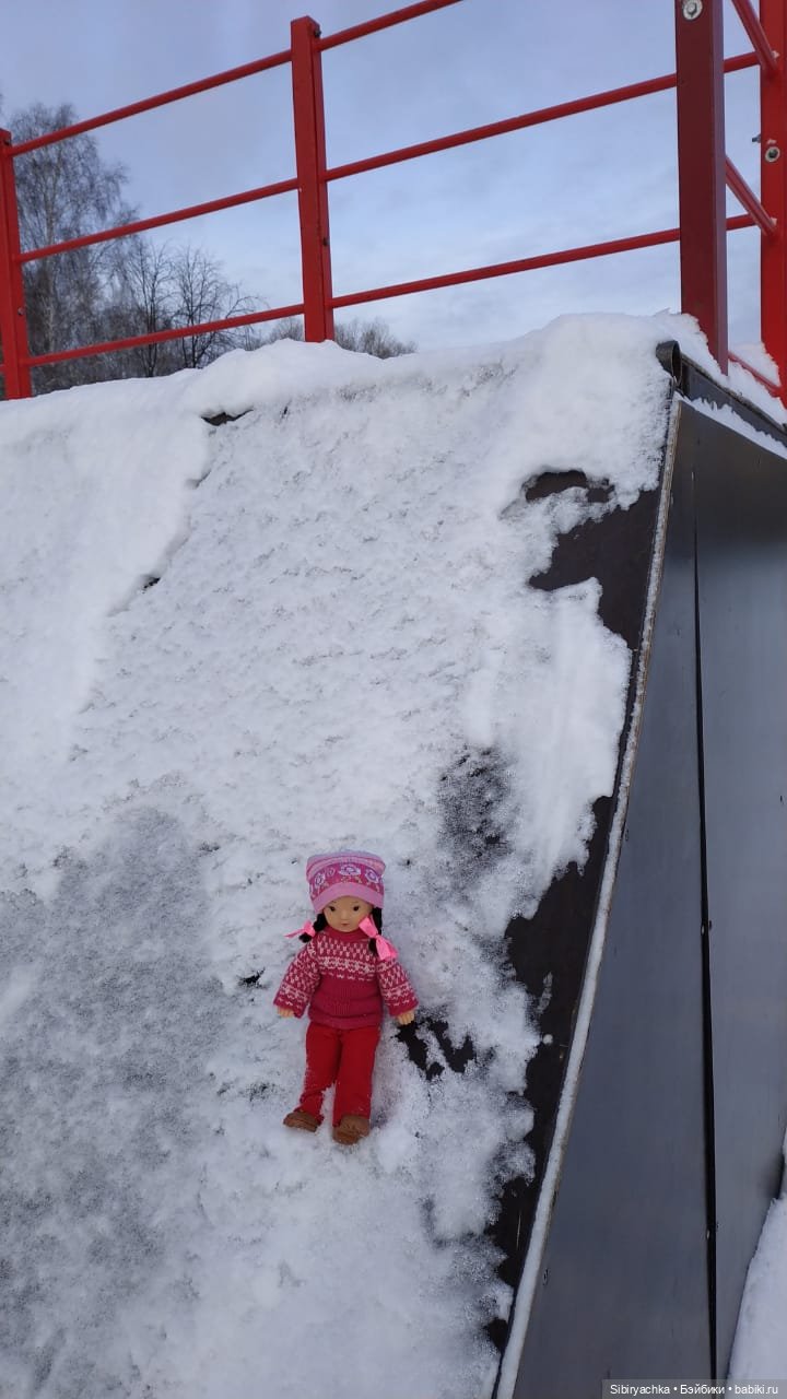 Юляшка гуляет на площади рядом с домом