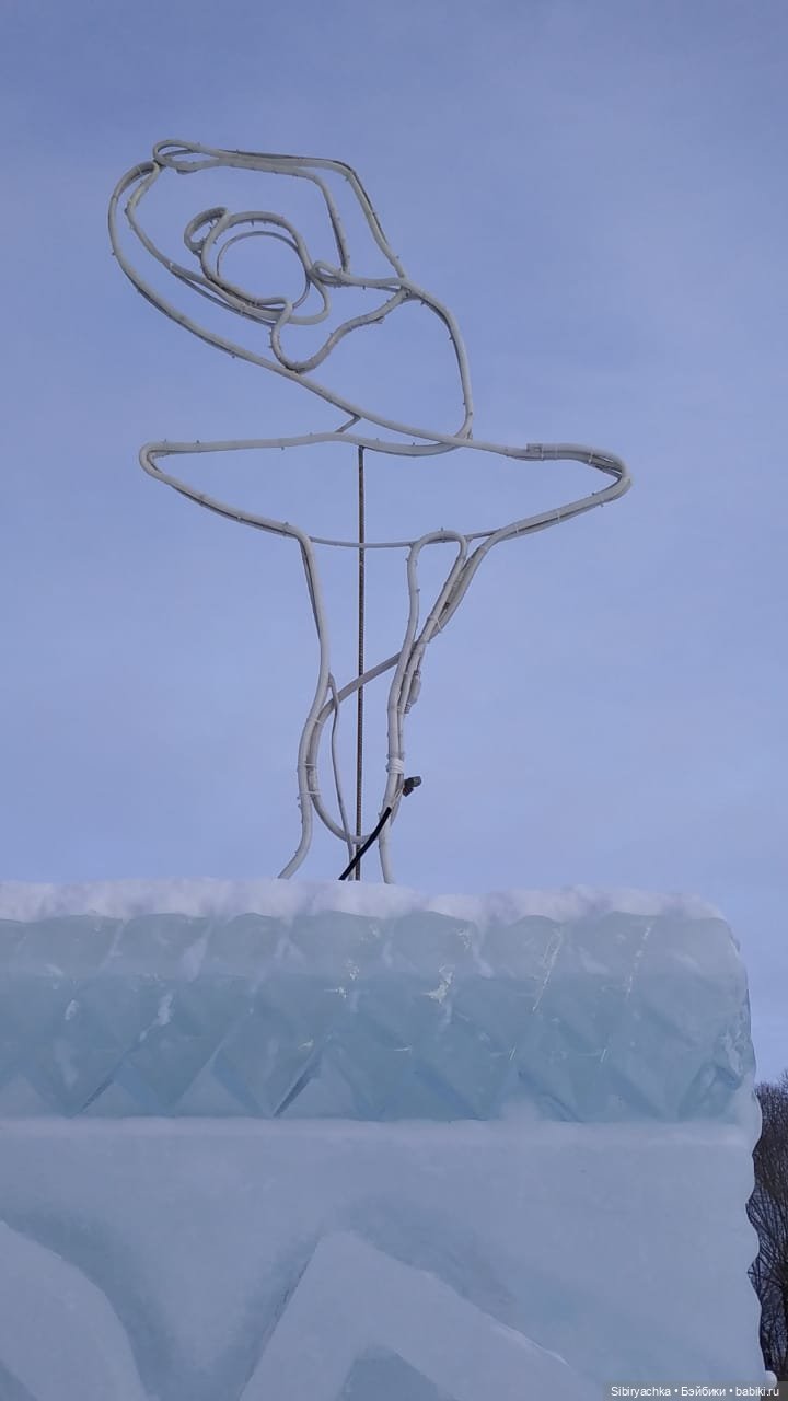 Юляшка гуляет на площади рядом с домом