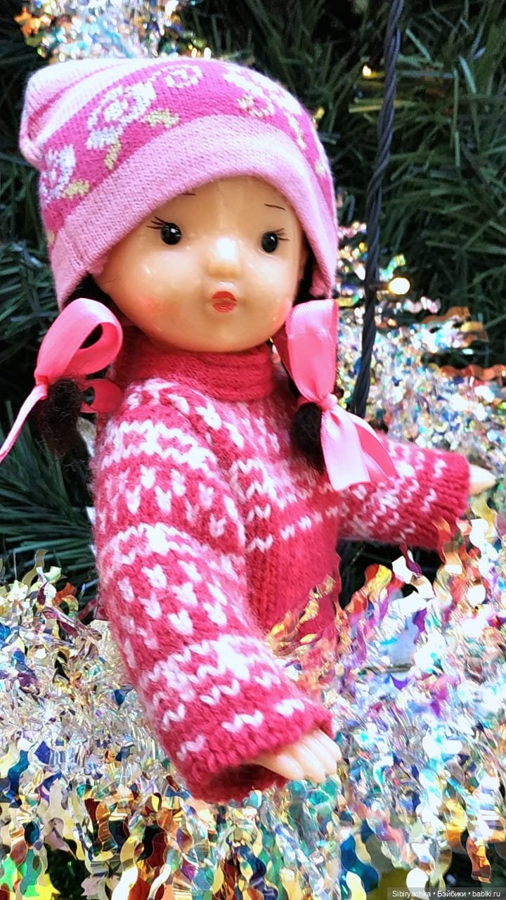 Юляшка гуляет на площади рядом с домом