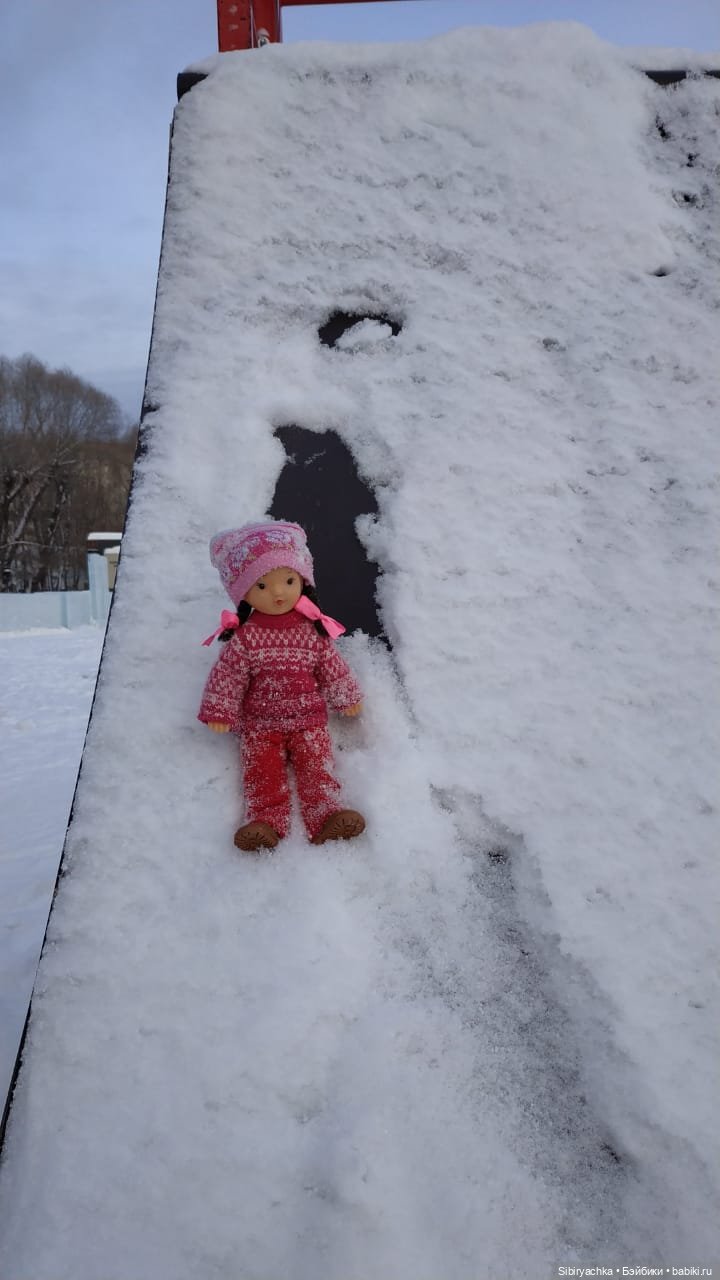 Юляшка гуляет на площади рядом с домом