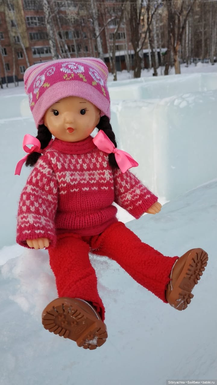 Юляшка гуляет на площади рядом с домом