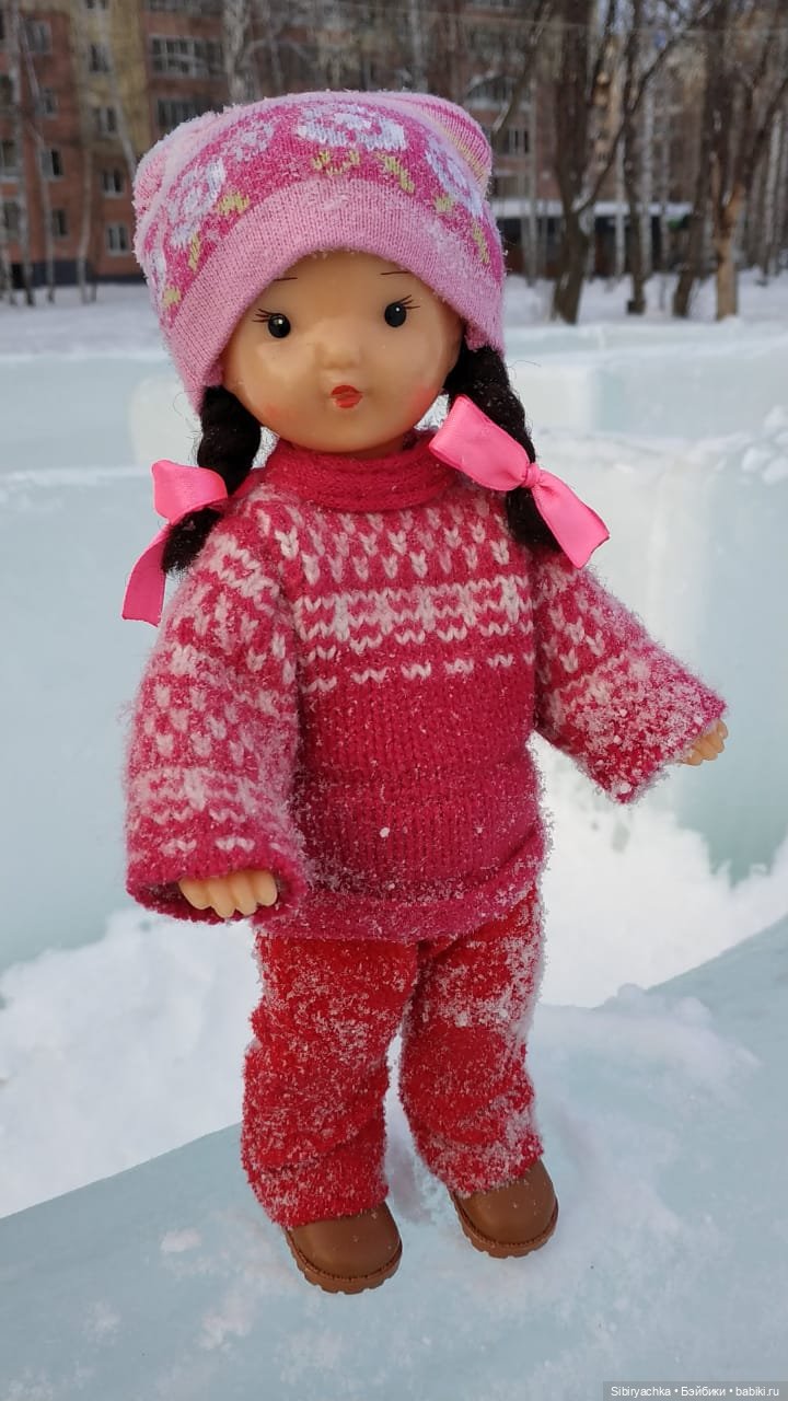 Юляшка гуляет на площади рядом с домом