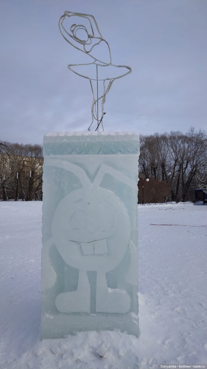 Юляшка гуляет на площади рядом с домом