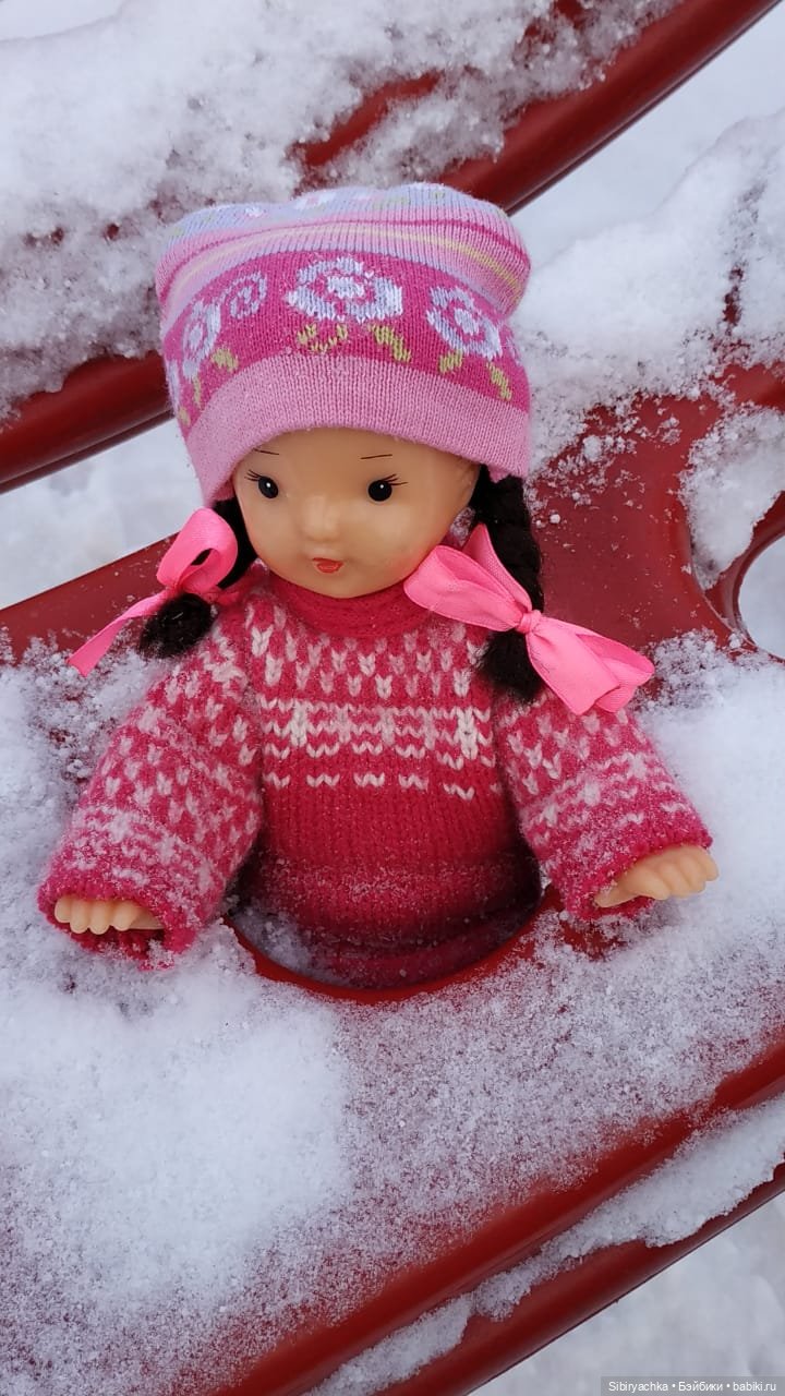 Юляшка гуляет на площади рядом с домом