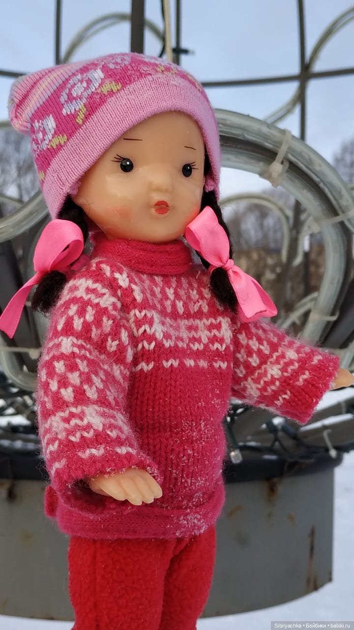 Юляшка гуляет на площади рядом с домом (фото 5)