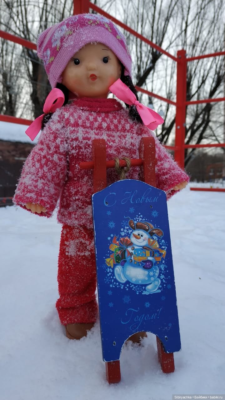 Юляшка гуляет на площади рядом с домом