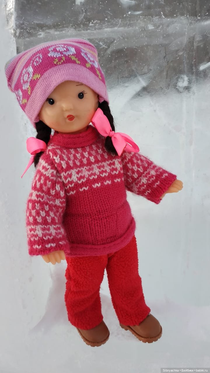 Юляшка гуляет на площади рядом с домом (фото 9)