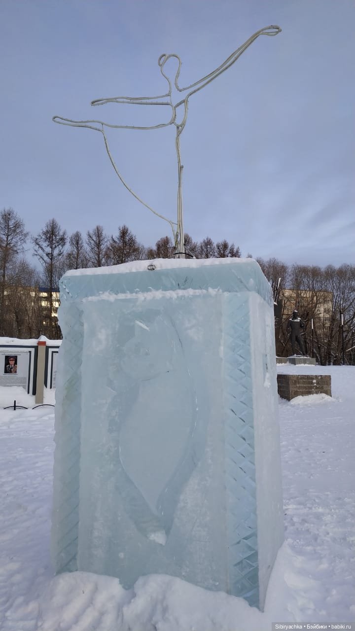 Юляшка гуляет на площади рядом с домом