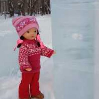 Юляшка гуляет на площади рядом с домом.