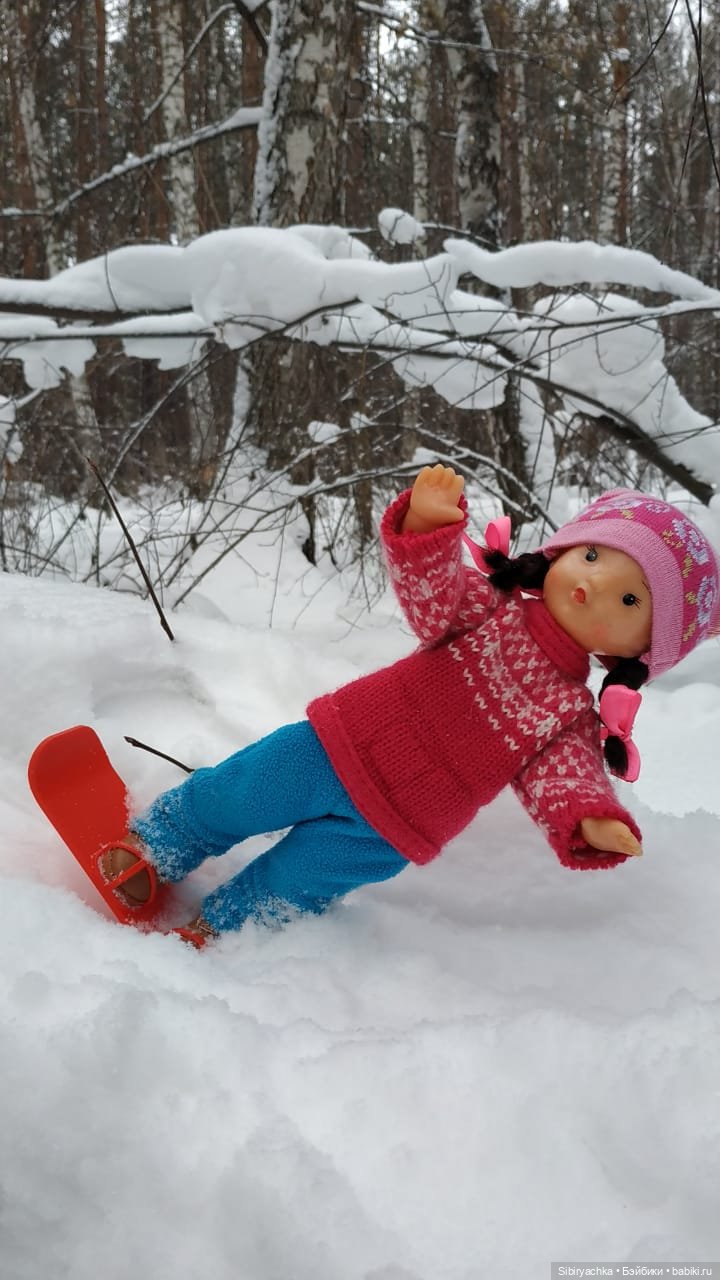 Юляшка осваивает сноуборд