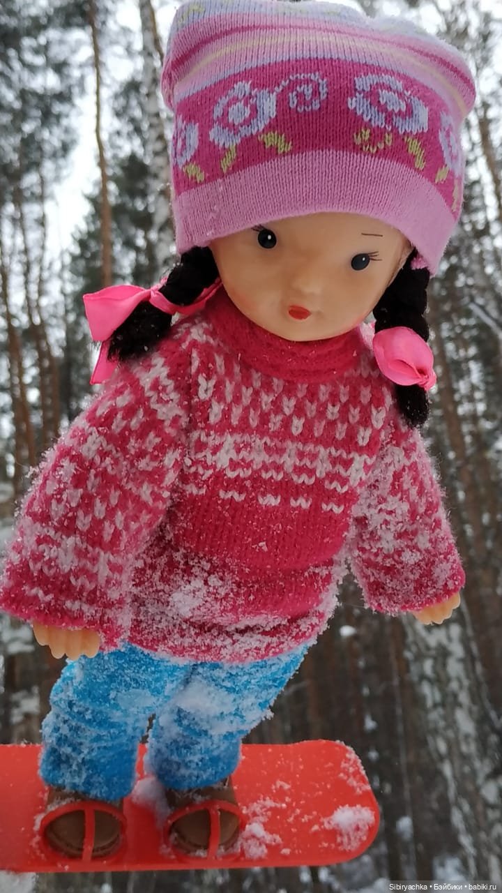 Юляшка осваивает сноуборд