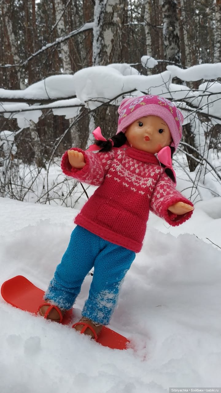 Юляшка осваивает сноуборд