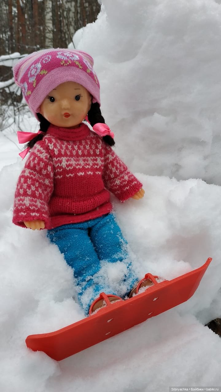 Юляшка осваивает сноуборд