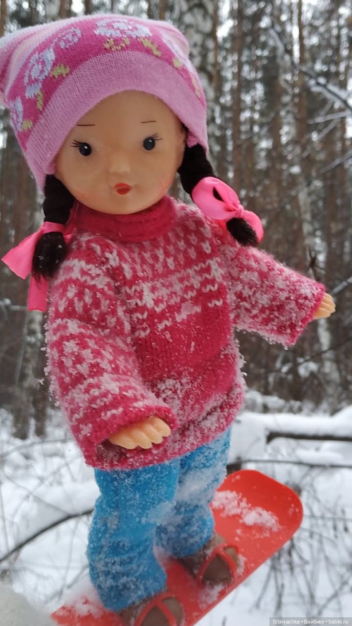 Юляшка осваивает сноуборд