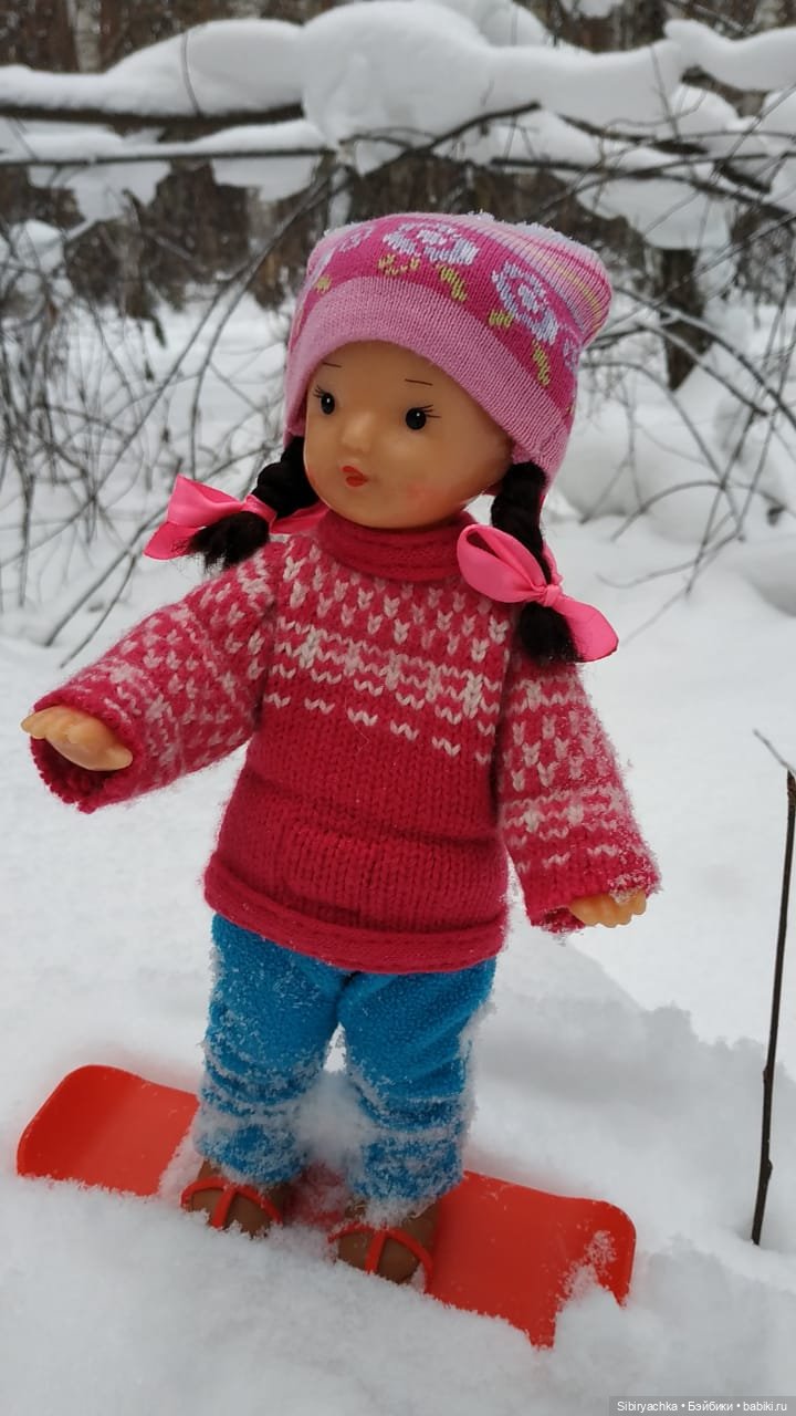 Юляшка осваивает сноуборд