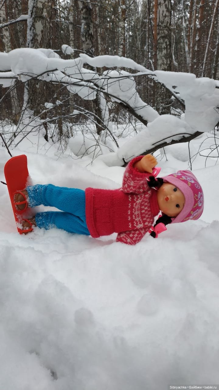 Юляшка осваивает сноуборд