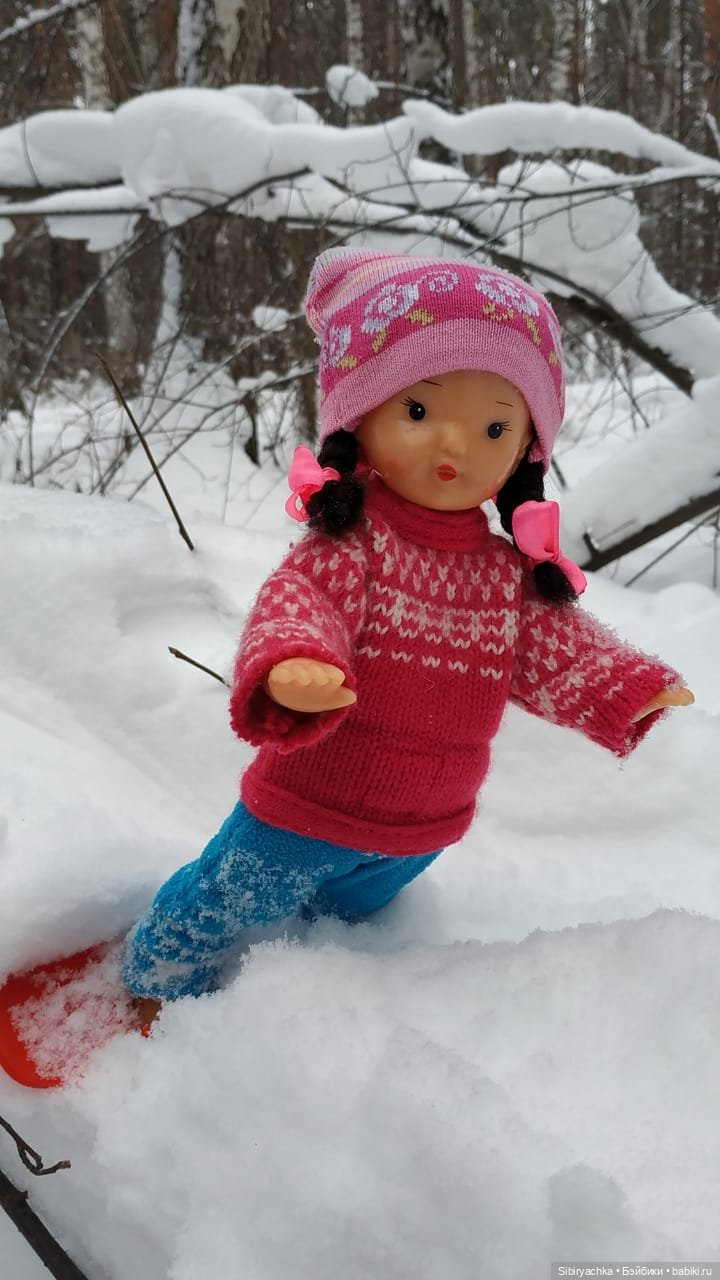 Юляшка осваивает сноуборд