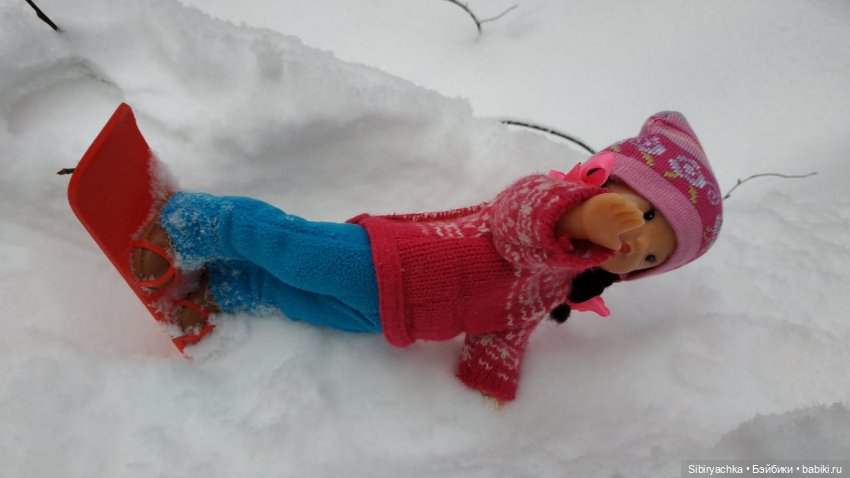 Юляшка осваивает сноуборд