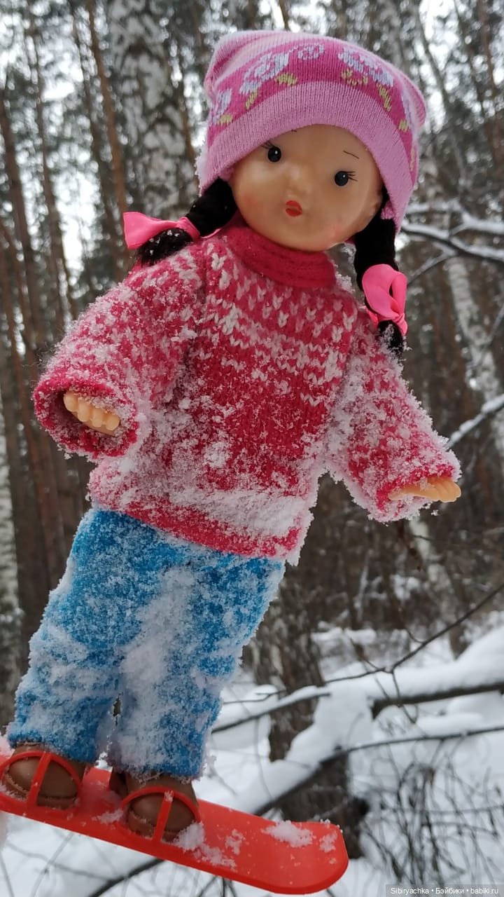 Юляшка осваивает сноуборд