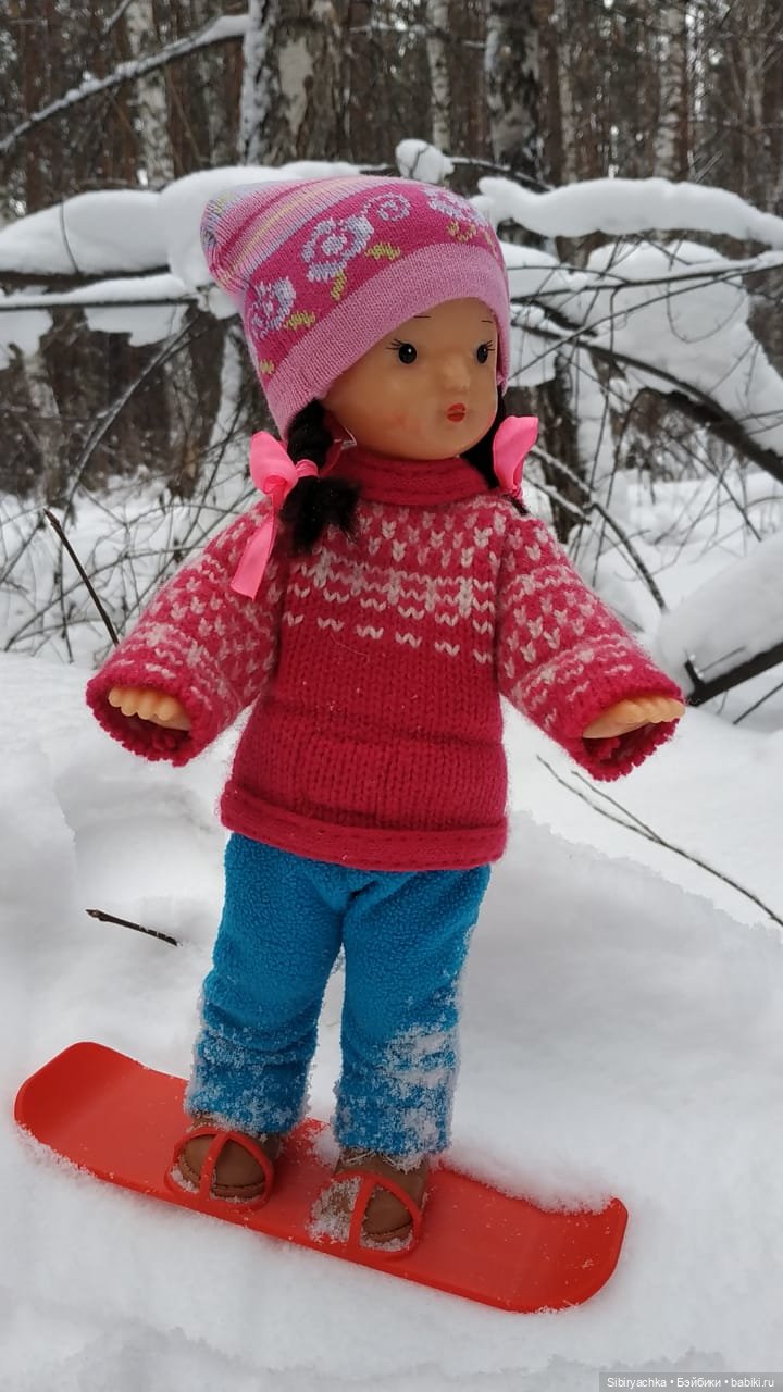 Юляшка осваивает сноуборд