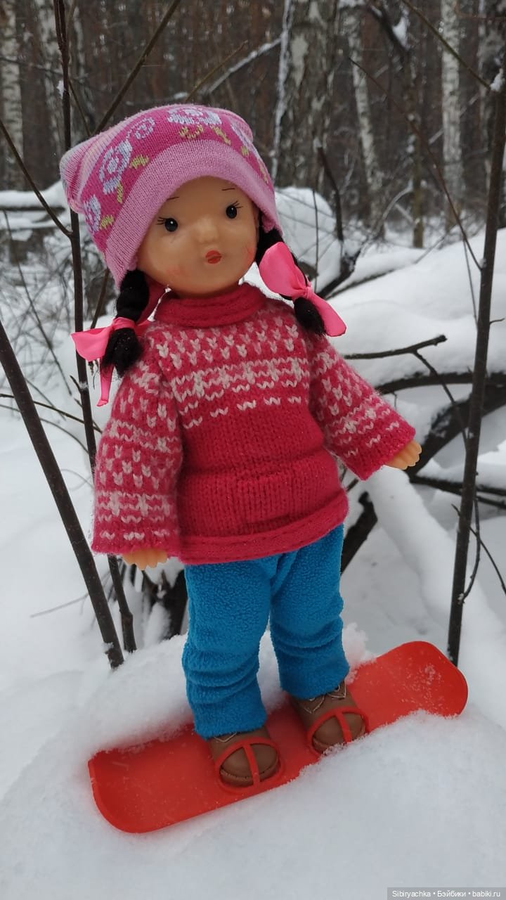 Юляшка осваивает сноуборд