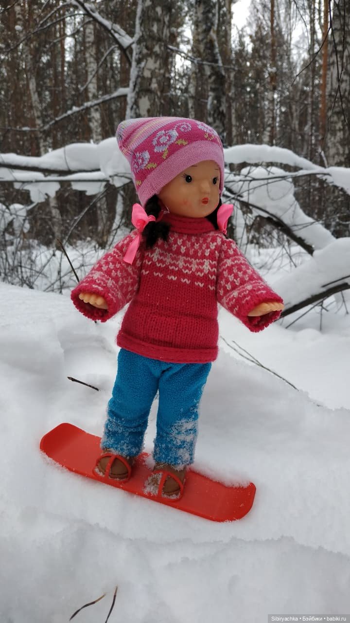 Юляшка осваивает сноуборд